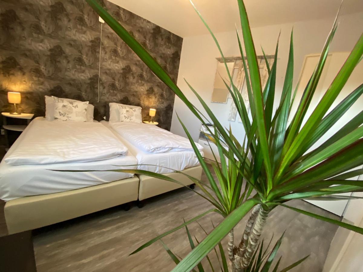 Hotel Crasborn Thorn Bagian luar foto