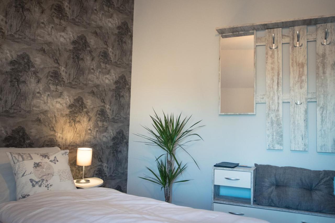 Hotel Crasborn Thorn Bagian luar foto